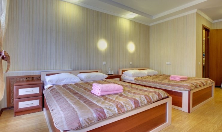Фото номера («РА Кузнечный, 19» отель) - Делюкс с широкой кроватью. Интерьер номера