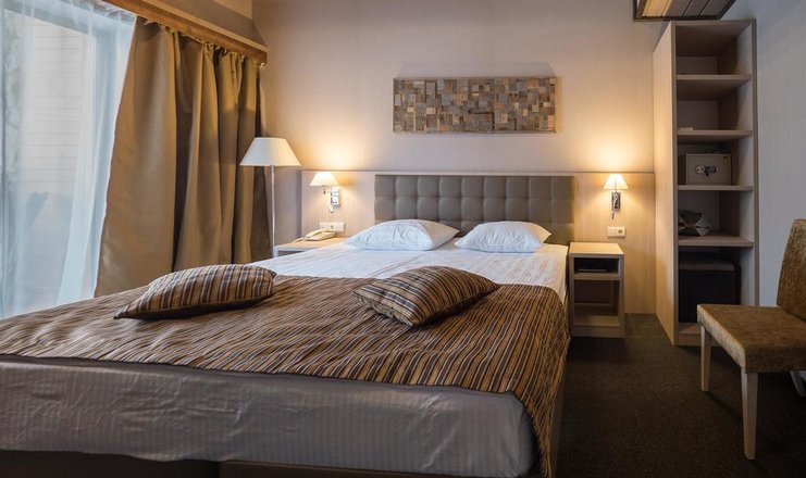 Фото отеля («Arkhyz Royal Resort & Spa» отель) - Семейный Luxe с одной спальней и кухней